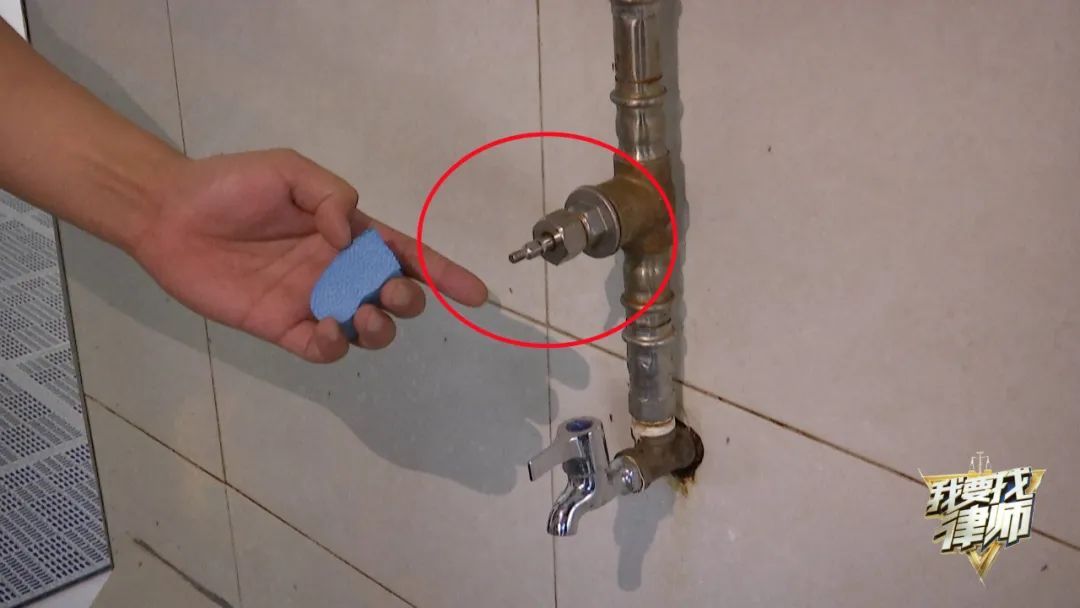 七岁男童在游泳馆被划伤面部缝了9针……发生了什么? 七岁男童在游泳馆被划伤面部缝了9针……发生了什么?