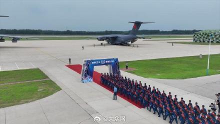 乘坐运-20上大学！这次是学长亲自开飞机来接他们