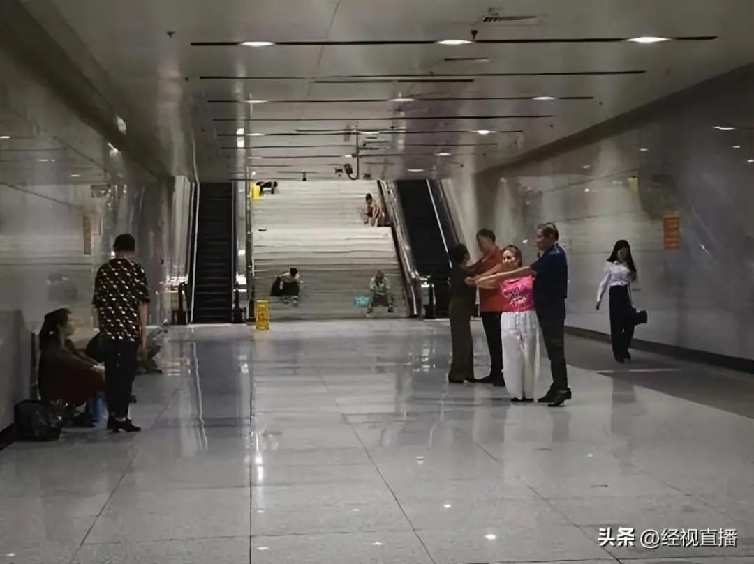 打羽毛球、踢毽子…网友吐槽武汉地铁站纳凉点变“健身会所”！官方：这些行为严禁