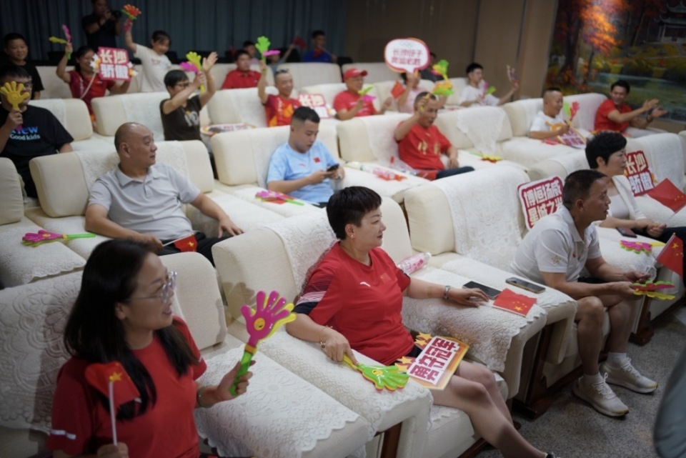 长沙小伙张博恒个人全能摘银！妈妈赛后落泪：他已经很拼了