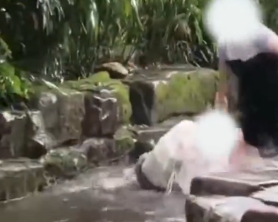 女子在景区被"闺蜜"死死按水里?险些窒息?文旅局回应→ 女子在景区被"闺蜜"死死按水里?险些窒息?文旅局回应→