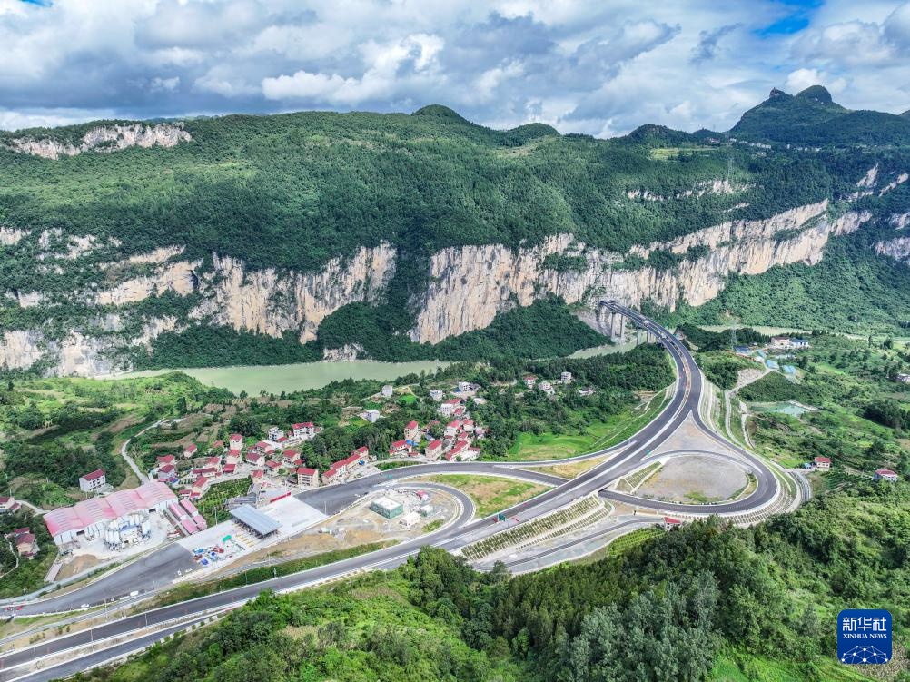 渝湘复线高速彭酉路标段进入收尾阶段