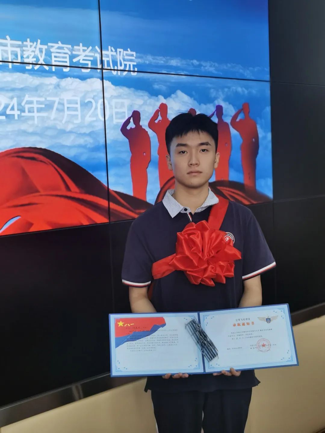 超有排面！这些大学生坐运-20去报到→