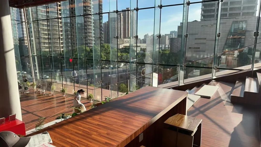 上海这个家门口消暑学习好去处变“蒸笼”！西晒太阳直穿玻璃墙热煞人，怎么破？