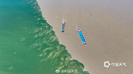 江西湖口现江湖两色景观 泾渭分明