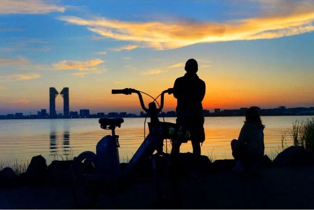 临港海滩朝霞绝了！但凌晨堵车、爬铁丝网、无证小摊贩也出现了，官方表示：马上调整→