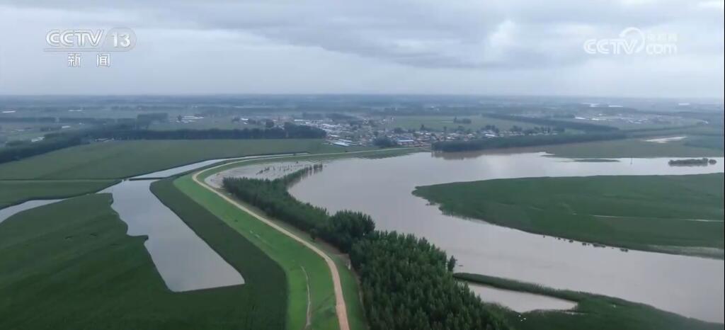 多地遭遇强降雨 关键时刻党员干部奋战在防汛抢险第一线
