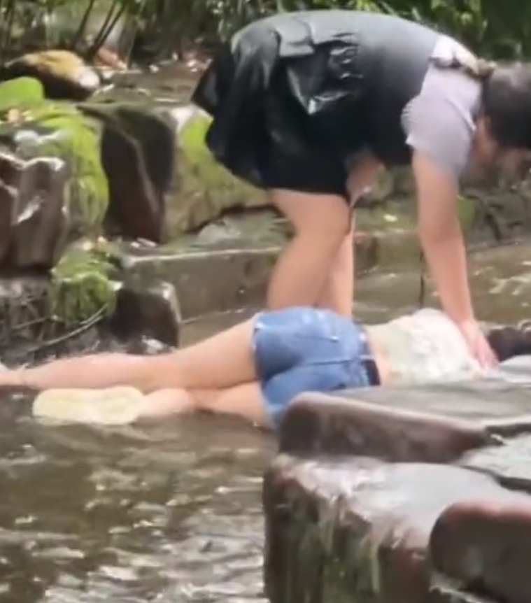 女子在景区被"闺蜜"死死按水里?险些窒息?文旅局回应→ 女子在景区被"闺蜜"死死按水里?险些窒息?文旅局回应→