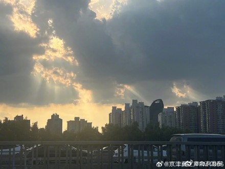 休息后的北京上空再现丁达尔效应
