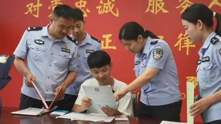 男孩收到大学录取通知书竟直接跑进了公安局