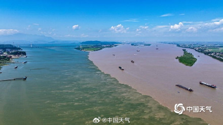 江西湖口现江湖两色景观 泾渭分明