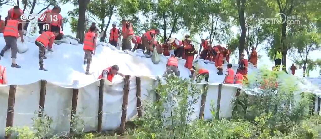 多地遭遇强降雨 关键时刻党员干部奋战在防汛抢险第一线