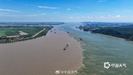 江西湖口现江湖两色景观 泾渭分明