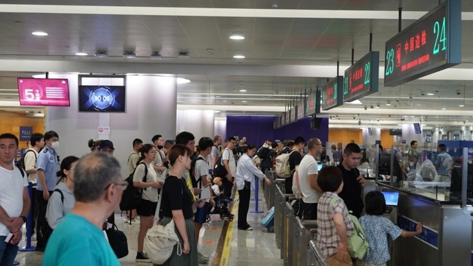 暑运过半，浦东机场口岸重返“日均10万+”大客流