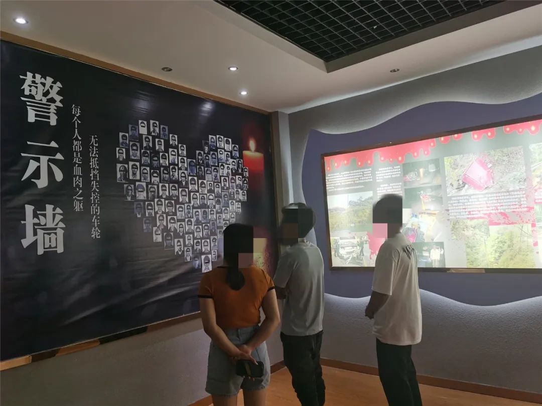 男子飙车炫技@交警，警方：果断安排！