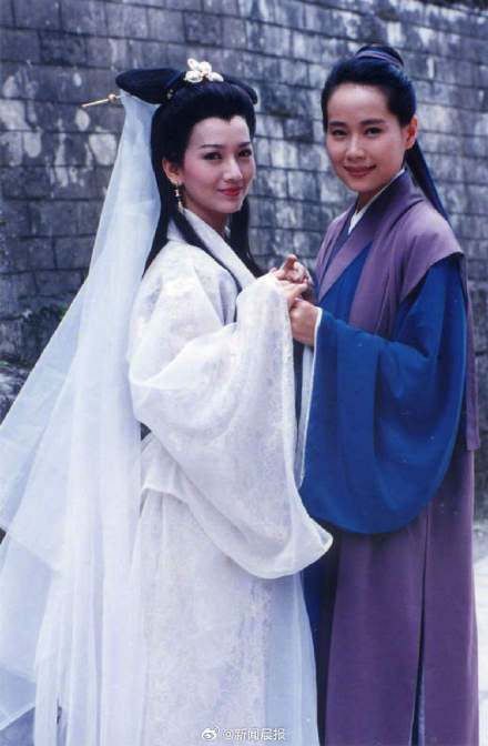赵雅芝叶童再现《新白娘子传奇》名场面：许仙为白娘子戴珠钗满满回忆杀