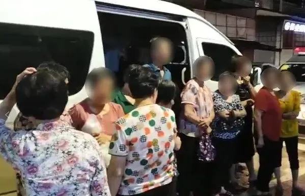 7座车怎么塞下16人？全靠硬挤！
