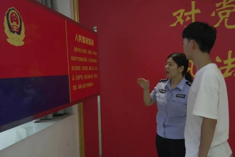 男孩收到大学录取通知书竟直接跑进了公安局