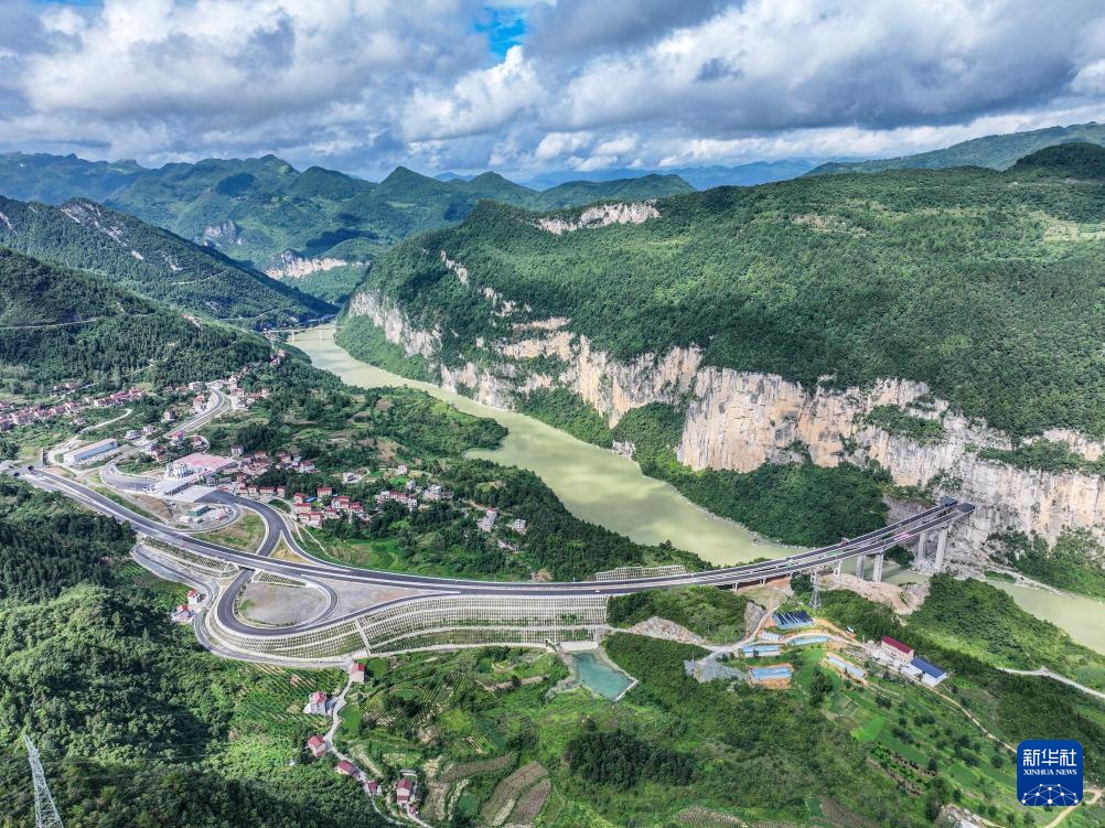 渝湘复线高速彭酉路标段进入收尾阶段