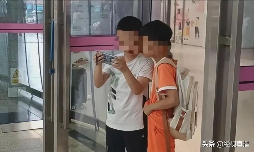 打羽毛球、踢毽子…网友吐槽武汉地铁站纳凉点变“健身会所”！官方：这些行为严禁