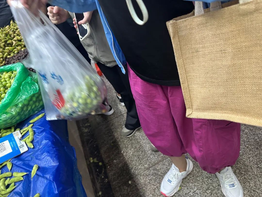 线上抢断货！10元3个，杭州有人天天买！摊主：好这口的可以再等等…