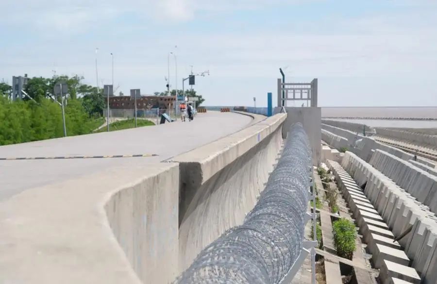 临港海滩朝霞绝了！但凌晨堵车、爬铁丝网、无证小摊贩也出现了，官方表示：马上调整→