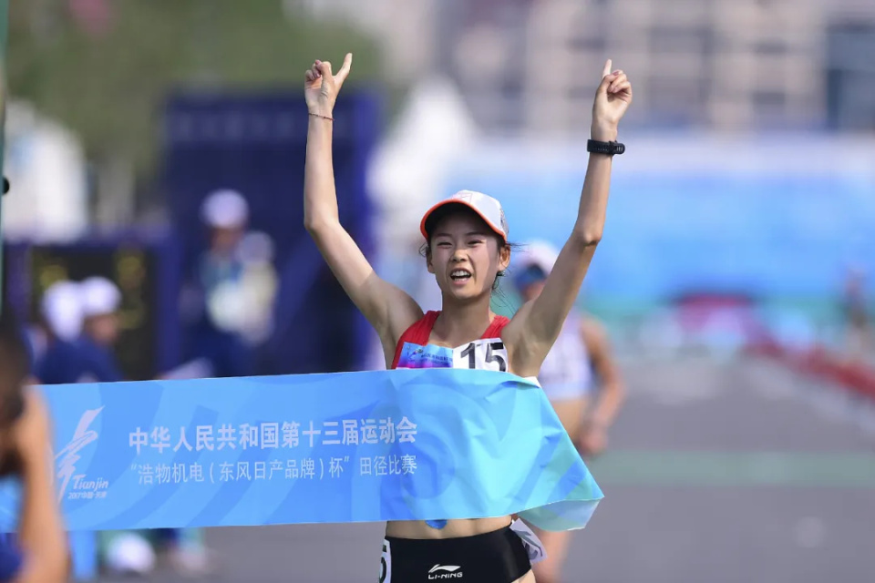 杨家玉女子20公里竞走夺金，曾许愿“我不要长得漂亮，我要我的成绩漂亮”