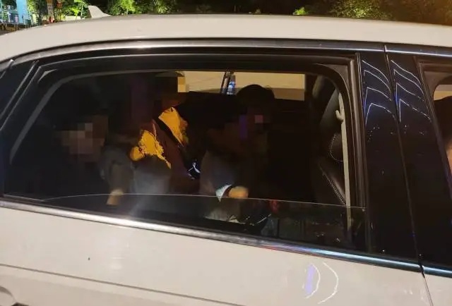 7座车怎么塞下16人？全靠硬挤！