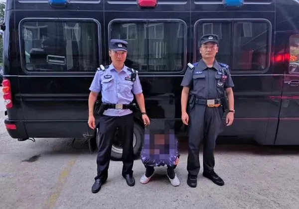 只因多看一眼！他跑步锻炼，顺道抓了个嫌疑人