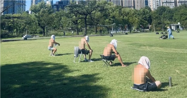 衣着暴露“辣眼睛”？三伏天“晒背族”占领上海各公园！园方心力交瘁，医生提醒→