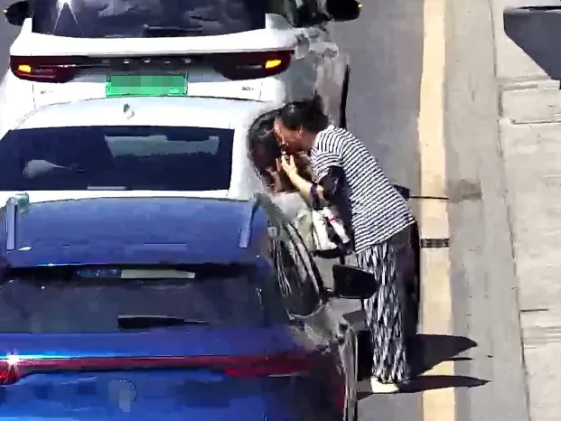 40℃高温！16个月大宝宝误锁车门被困车内？杭州交警街头紧急破窗