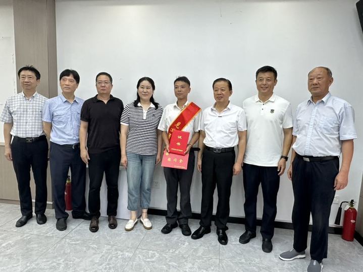 “倒挂金钩”式勇救坠井老人，扬州退伍军人获“省见义勇为勇士”