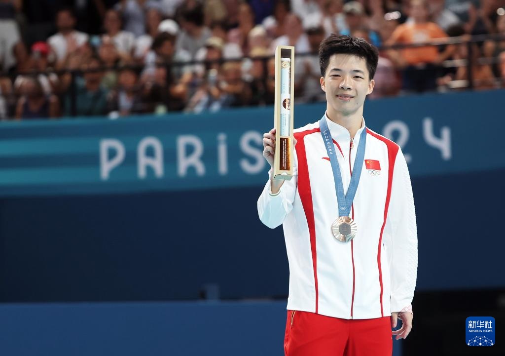 巴黎奥运会丨蹦床——王梓赛、严浪宇分获男子蹦床亚、季军