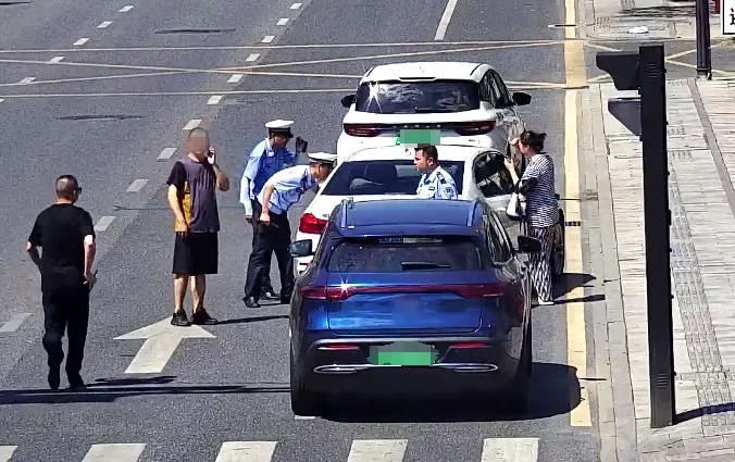 40℃高温！16个月大宝宝误锁车门被困车内？杭州交警街头紧急破窗
