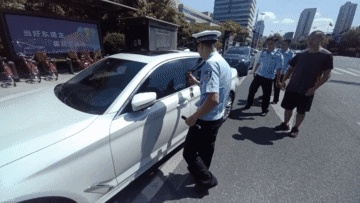 40℃高温！16个月大宝宝误锁车门被困车内？杭州交警街头紧急破窗