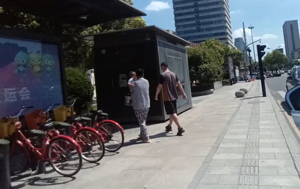 40℃高温！16个月大宝宝误锁车门被困车内？杭州交警街头紧急破窗