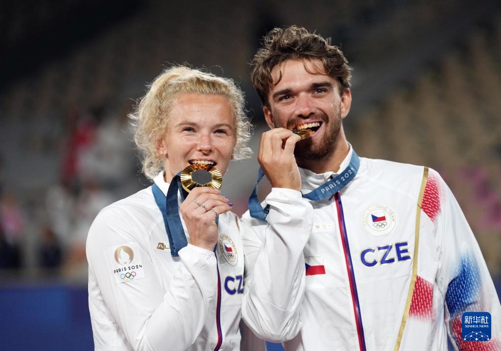 巴黎奥运会丨网球——混双:王欣瑜/张之臻获得银牌 巴黎奥运会丨网球——混双:王欣瑜/张之臻获得银牌