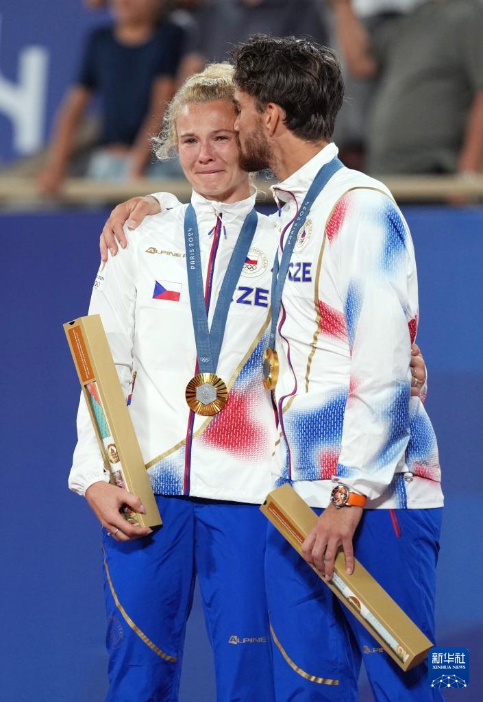 巴黎奥运会丨网球——混双:王欣瑜/张之臻获得银牌 巴黎奥运会丨网球——混双:王欣瑜/张之臻获得银牌