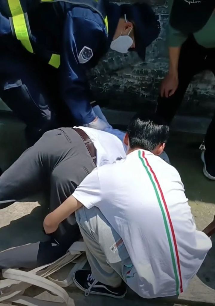 “倒挂金钩”式勇救坠井老人，扬州退伍军人获“省见义勇为勇士”