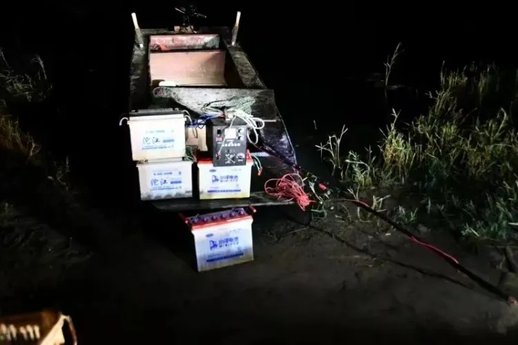 内蒙古:非法捕捞131.5公斤,这几名男子深夜电鱼被抓现行!收购者一并处罚…… 内蒙古:非法捕捞131.5公斤,这几名男子深夜电鱼被抓现行!收购者一并处罚……