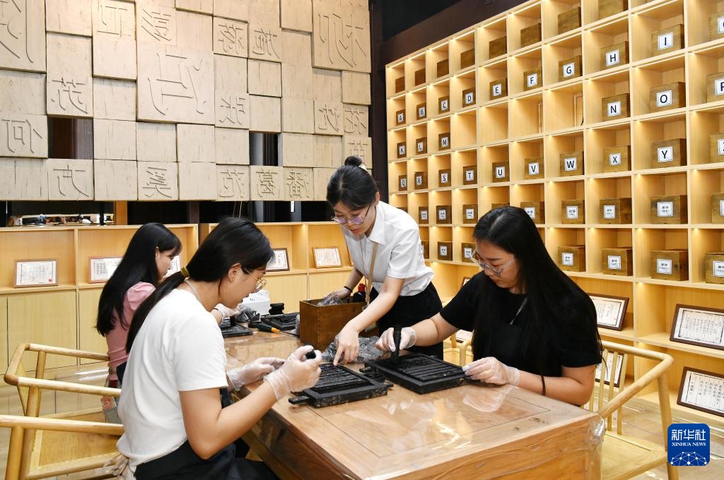 文化中国行丨在中国大运河“非遗”展示馆感受文化脉动 文化中国行丨在中国大运河“非遗”展示馆感受文化脉动