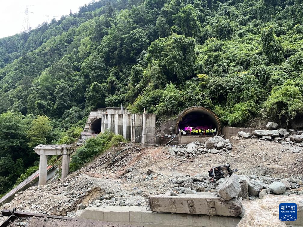 四川甘孜州康定山洪泥石流致人员失联