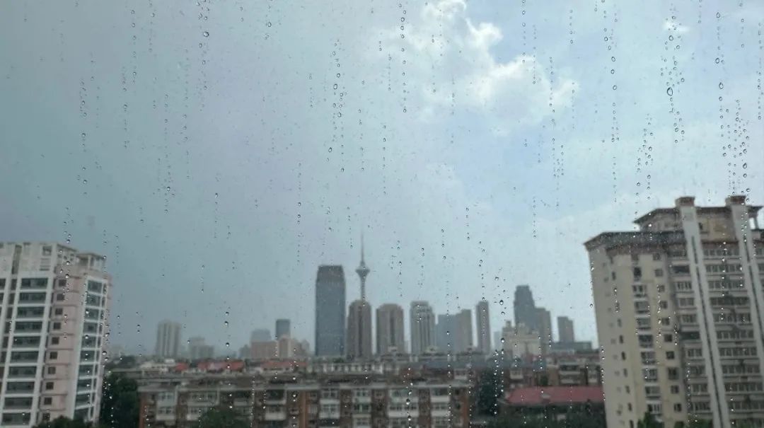 真下起来了！天津暴雨预警！9级大风！局地小冰雹！