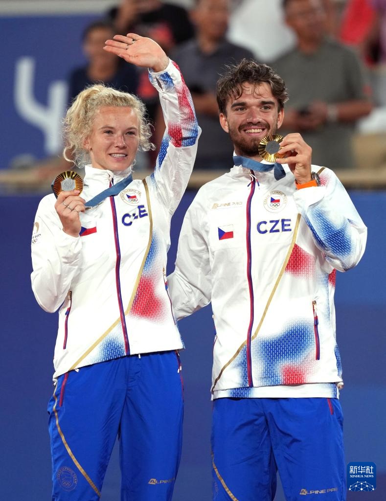 巴黎奥运会丨网球——混双:王欣瑜/张之臻获得银牌 巴黎奥运会丨网球——混双:王欣瑜/张之臻获得银牌