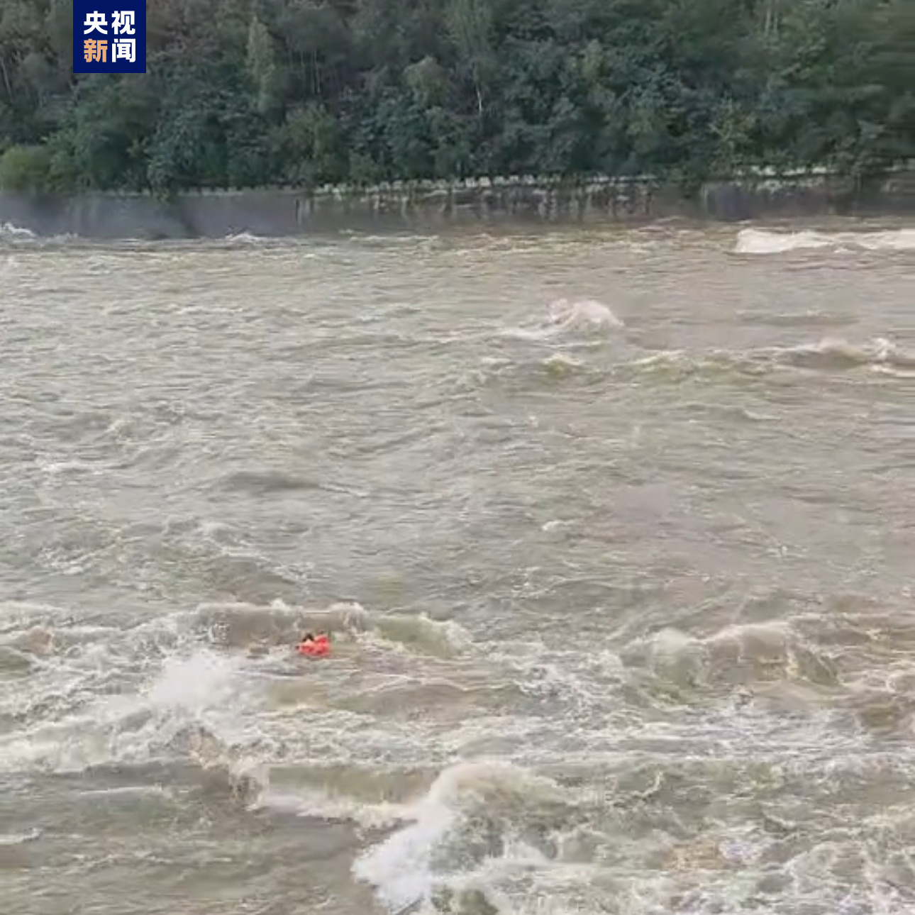 辽宁大伙房水库2人排险时落水 1人失联1人受伤