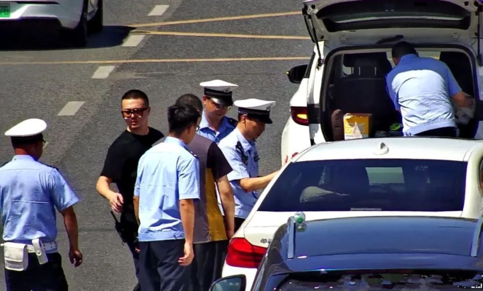 40℃高温！16个月大宝宝误锁车门被困车内？杭州交警街头紧急破窗