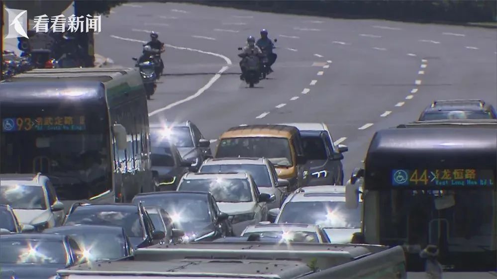 40℃的天气套着毛绒头套在户外跳舞？网传上海迪士尼乐园花车表演中暑被抬走