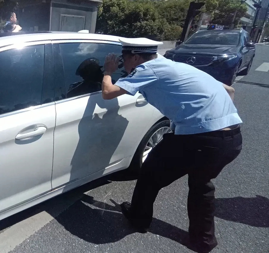 40℃高温！16个月大宝宝误锁车门被困车内？杭州交警街头紧急破窗