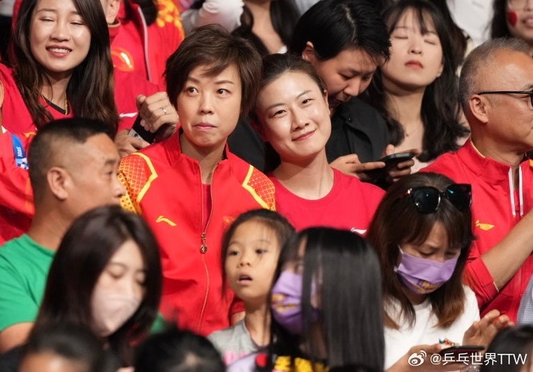 备战时智囊团，比赛时助威团！张怡宁丁宁观战女单决赛