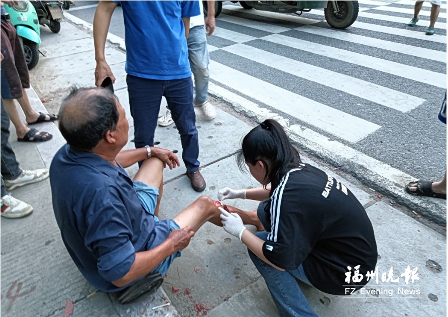 突发！老人被撞血流不止 “00后”女孩出手了